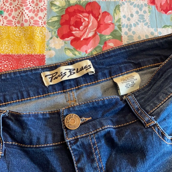 ๐ Paris Blues Distressed Stretchy Capris! - Picture 6 of 8